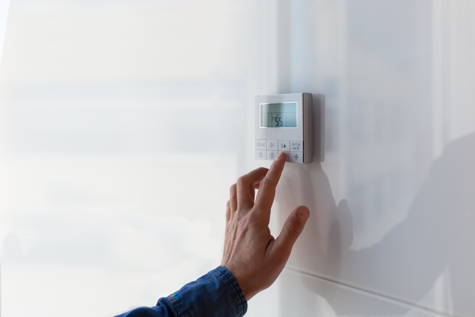 Air conditioning thermostat controller